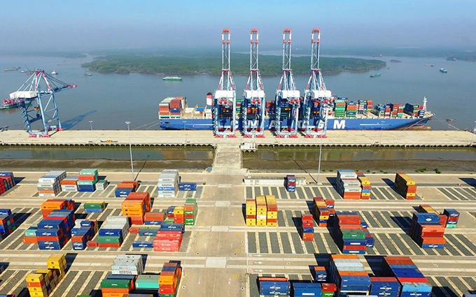 Hệ thống cảng nước sâu Cái Mép- Thị Vải, được đầu tư hiện đại, đang dần trở thành một trong những cụm cảng sầm uất bậc nhất trong khu vực và trên thế giới.