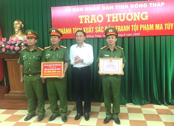 Chủ tịch UBND tỉnh Đồng Tháp Nguyễn Văn Dương khen thưởng Công an huyện Tân Hồng.