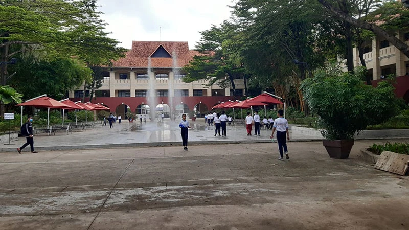 Học sinh Trường tiểu học, trung học cơ sở Nguyễn Khuyến trong giờ ra chơi vào chiều 18-8.
