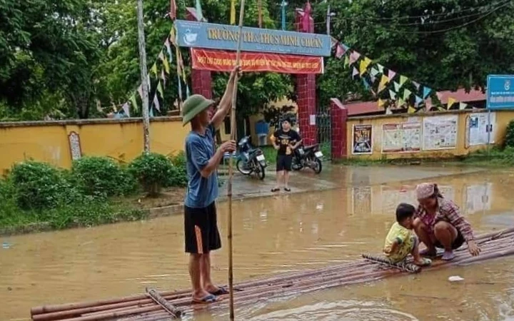 Nước lũ dâng cao khiến trung tâm xã Minh Chuẩn huyện Lục Yên ngập sâu.