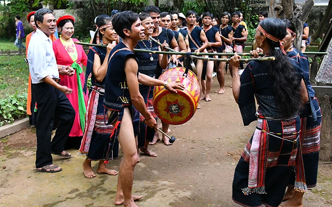 Đồng bào các dân tộc tỉnh Gia Lai giao lưu văn hóa với người dân Hà Nội.