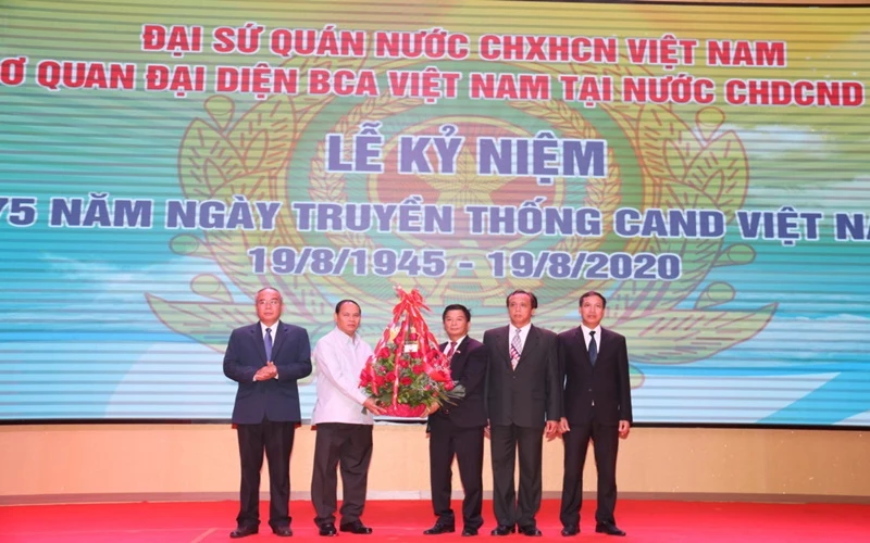 Bộ trưởng Công an Lào Vilay Lakhamphong tặng lẵng hoa tươi thắm cho lãnh đạo Cơ quan đại diện Bộ Công an Việt Nam tại Lào.