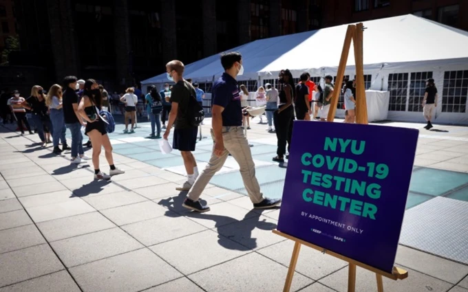 Giảng viên, sinh viên và nhân viên của Đại học New York xếp hàng chờ làm xét nghiệm Covid-19 trong khuôn viên chính của trường này, ngày 18-8. (Ảnh: Reuters)