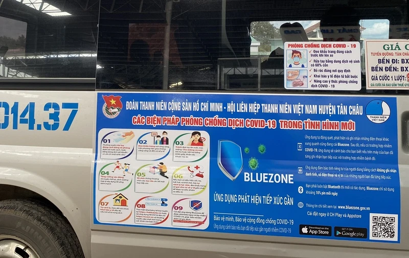 Tuyên truyền cài đặt Bluezone trên xe buýt ở Tây Ninh.