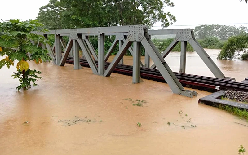 Cầu đường sắt Nga Quán, huyện Trấn Yên bị nước dâng cao sát đường ray.