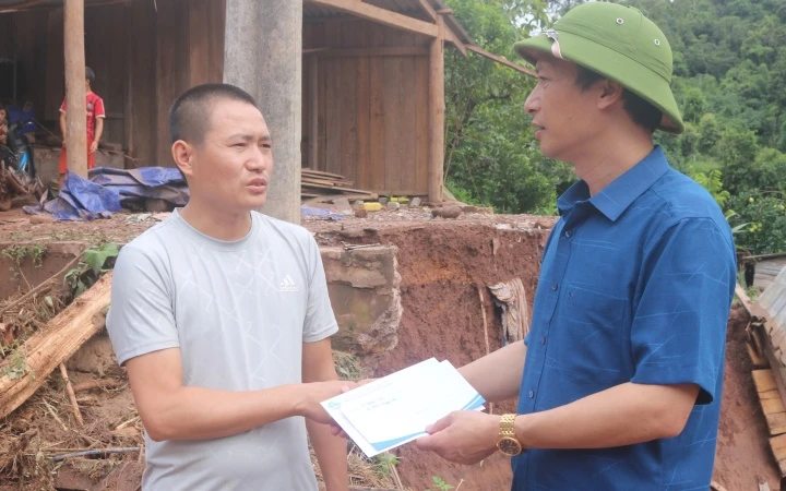 Đồng chí Lê Khánh Hòa, Bí thư Huyện ủy Nậm Pồ, trao hỗ trợ cho gia đình bị lũ cuốn trôi nhà.