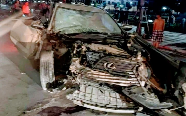 Chiếc xe Lexus gây tai nạn liên hoàn.