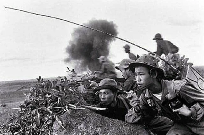 Đỗ Đức Thắng (bên phải) và Hồ Văn Quang trong trận tiến công Đồi Đá, cao điểm 544 Phu Lơ, xã Cam Tuyền, Cam Lộ, Quảng Trị, tháng 4-1970. Ảnh: ĐOÀN CÔNG TÍNH 