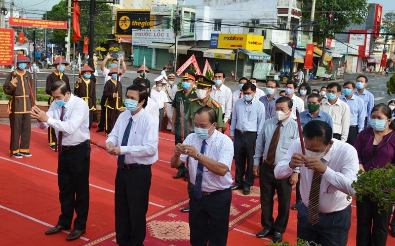 Ủy viên T.Ư Đảng, Bí thư Tỉnh ủy Tiền Giang Nguyễn Văn Danh làm trưởng đoàn đã đến thắp hương tại Tượng đài Trương Định.