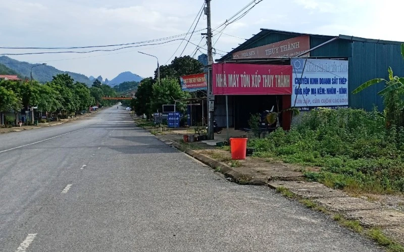 Khu đất dôi dư tại Giả Dìa, thị trấn Yến Lạc, huyện Na Rì (lề phải) được giao không qua hình thức đấu giá không đúng thẩm quyền.