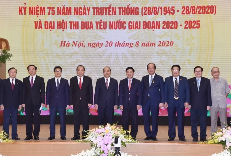 Thủ tướng Nguyễn Xuân Phúc, Chủ tịch Hội đồng Thi đua - Khen thưởng Trung ương và các đại biểu.