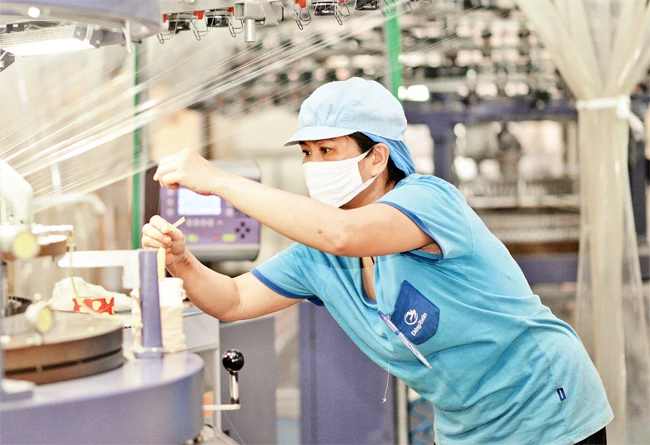 Cho đến nay, rất ít doanh nghiệp Việt Nam đủ tiềm lực đầu tư vào sản xuất nguyên phụ liệu cho ngành dệt may. Ảnh: ĐỨC HUY