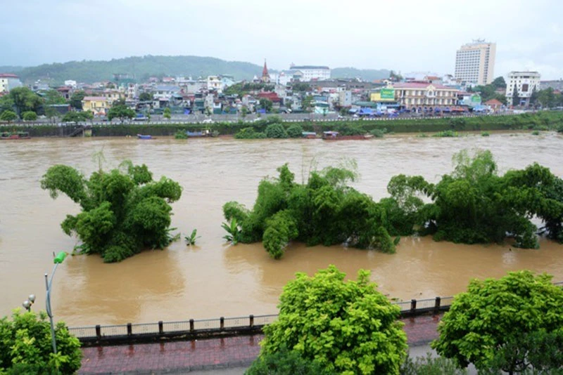 Trung Quốc xả lũ nhà máy thủy điện, nước sông Hồng (đoạn chảy qua TP Lào Cai) đang lên cao trở lại.