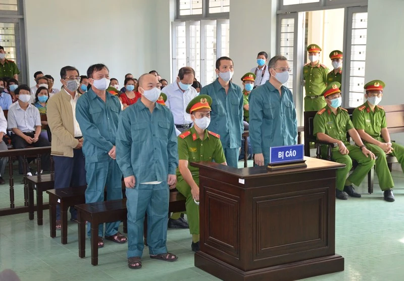 Các bị cáo là cựu lãnh đạo UBND TP Phan Thiết; lãnh đạo, nhân viên Phòng TN-MT TP Phan Thiết tại phiên tòa. 