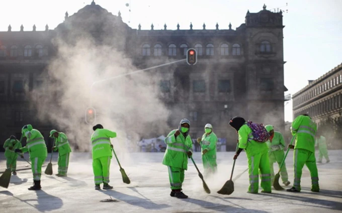Nhân viên vệ sinh dọn dẹp khu vực quảng trường Zocalo, Mexico, ngày 20-7. (Ảnh: Reuters)