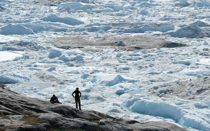 Du khách trên dải băng Greenland. (Ảnh: Getty Images)