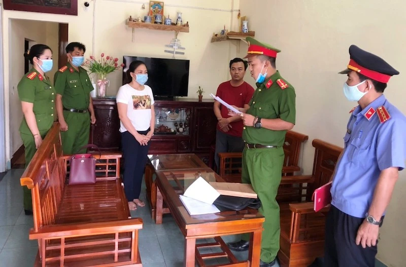 Cơ quan công an đọc quyết định khởi tố vụ án, khởi tố bị can, lệnh bắt tạm giam đối với Nguyễn Thị Phương Ánh (ảnh Công an cung cấp)