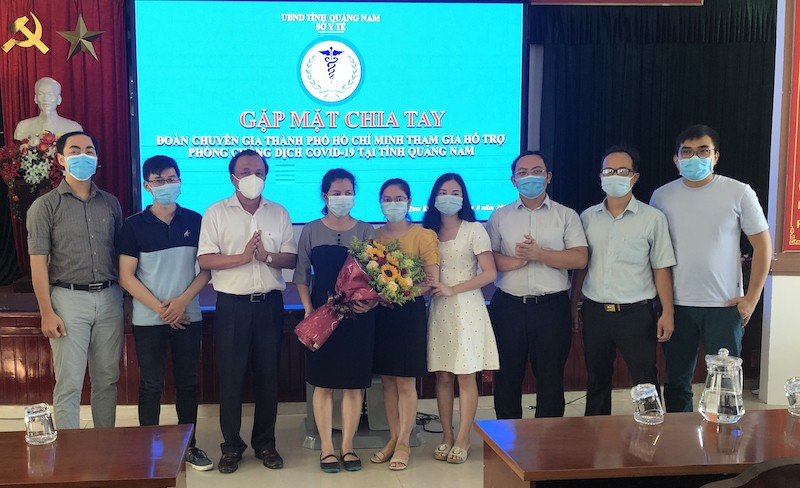Lãnh đạo Sở Y tế Quảng Nam tặng hoa, cảm ơn Đoàn chuyên gia TP Hồ Chí Minh.