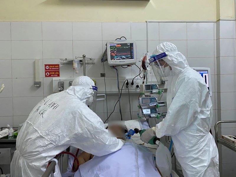 Các bác sĩ Bệnh viện Chợ Rẫy hỗ trợ điều trị tại tâm dịch Đà Nẵng.