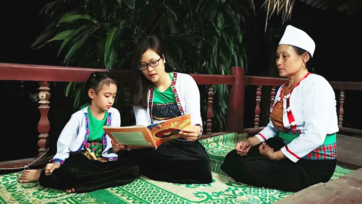 Cô giáo Hà Ánh Phượng (ở giữa) đang giúp học sinh người dân tộc thiểu số học ngoại ngữ.