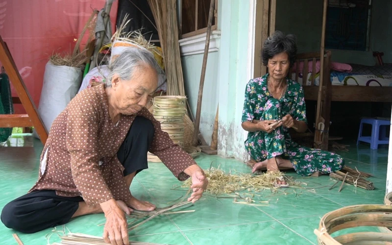Cụ bà Đỗ Thị Quảng (trái), năm nay đã ngoài 80 tuổi đã có gần 60 năm làm nghề đan đát còn cụ bà Phạm Thị Diễm Lệ, năm nay 72 tuổi, có hơn 50 năm trong nghề.