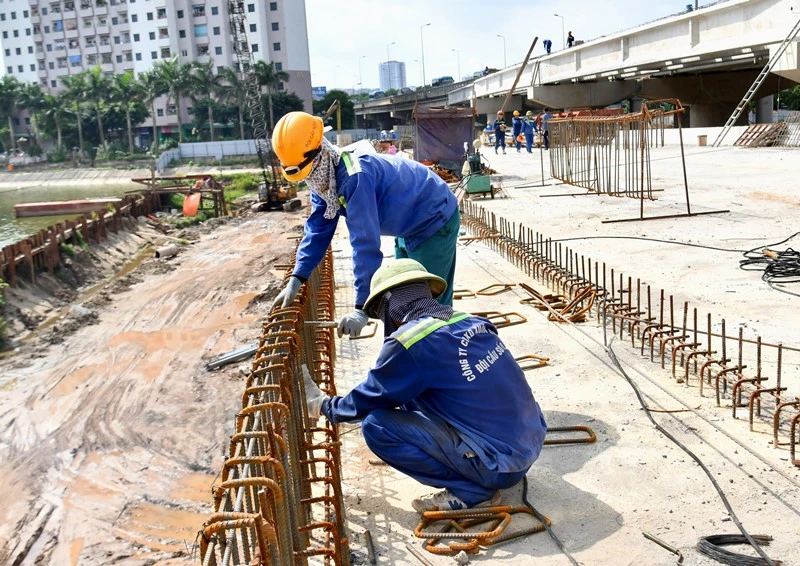 Thi công tuyến đường Vành đai 3 đi thấp qua hồ Linh Đàm - dự án đầu tư công trọng điểm của TP Hà Nội. Đơn vị thi công phấn đấu hoàn thành công trình trong tháng 10-2020.