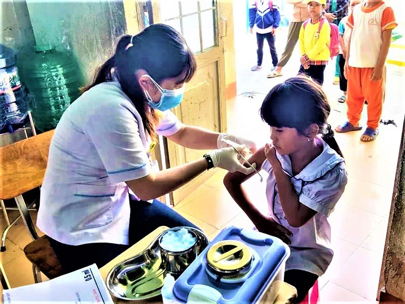 Cán bộ y tế tỉnh Đắk Lắk về tận vùng sâu tiêm vắc-xin phòng bệnh bạch hầu cho nhân dân. 