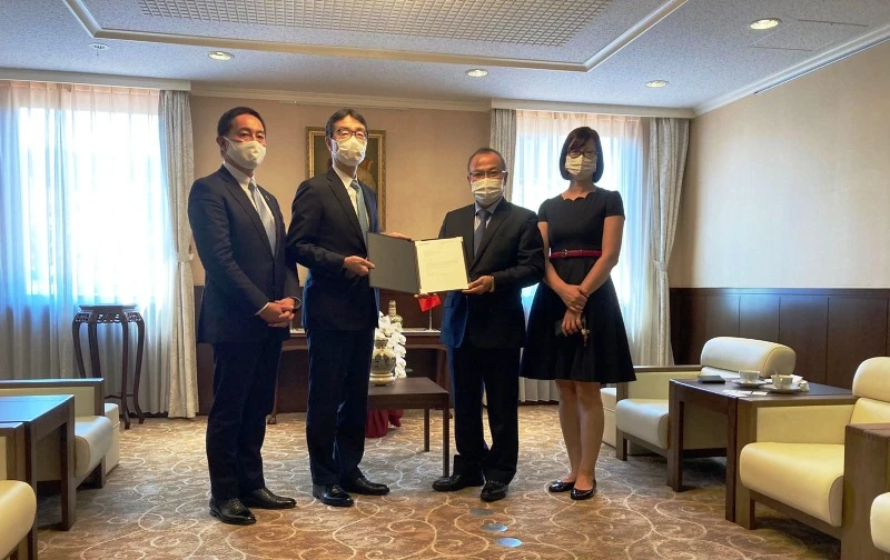 Ông Takayoshi Futae, Thành viên HĐQT kiêm GĐ Điều hành cao cấp, kiêm TGĐ Khối Khách hàng Doanh nghiệp toàn cầu MUFG Bank (thứ 2 từ trái sang) trao tượng trưng số tiền 100 triệu yên Nhật cho ông Vũ Hồng Nam, Đại sứ Đặc mệnh Toàn quyền Việt Nam tại Nhật Bản.