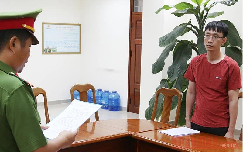 Công an Quảng Bình tạm giữ hình sự nhân viên Ngân hàng BIDV về hành vi lừa đảo.