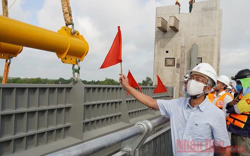 Phó Chủ tịch UBND TP Hồ Chí Minh Võ Văn Hoan phát lệnh cho đơn vị thi công lắp đặt cửa van ngăn triều.
