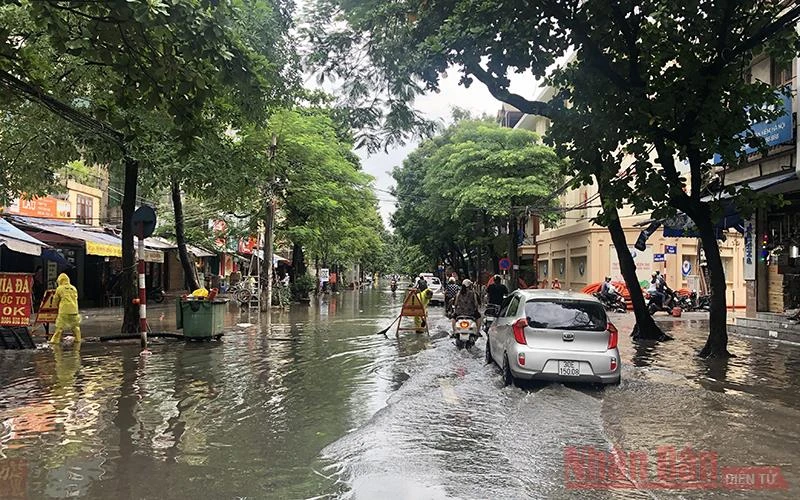 Khu vực tuyến phố Phùng Hưng (Hoàn Kiếm) nước ngập kéo dài từ ngã tư phố Hà Trung đến ngã tư phố Cửa Đông.