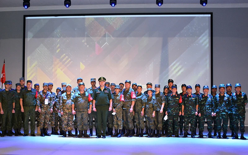 Đại diện Ban Tổ chức cuộc thi “Bếp dã chiến” chụp ảnh chung với các đội tuyển tại lễ khai mạc. Ảnh: PHƯƠNG LINH/Quân đội nhân dân.