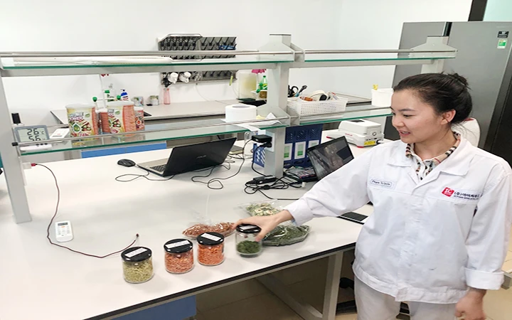 Đại diện Nhà máy IC Food Sơn La giới thiệu về sản phẩm rau quả sấy khô làm gia vị mì của Hàn Quốc.