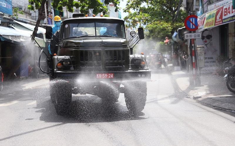 Lực lượng chức năng tiến hành phun khử khuẩn các khu vực trọng điểm trên địa bàn quận Thanh Khê, thành phố Đà Nẵng, chiều 22-8.