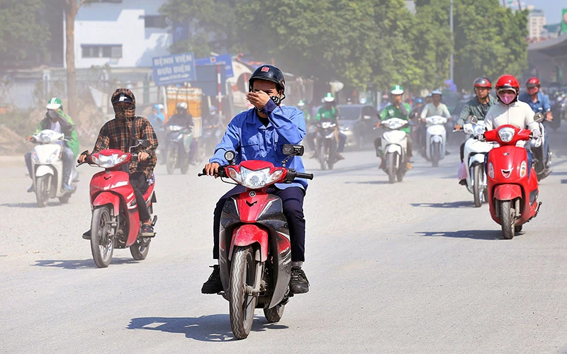 Ô nhiễm môi trường không khí tại Hà Nội vẫn tiếp tục gia tăng, ảnh hưởng trực tiếp sức khỏe của người dân. Ảnh: Triệu Quang