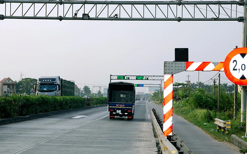 Trạm cân tải trọng phương tiện cố định tự động do JICA tài trợ trên quốc lộ 5.