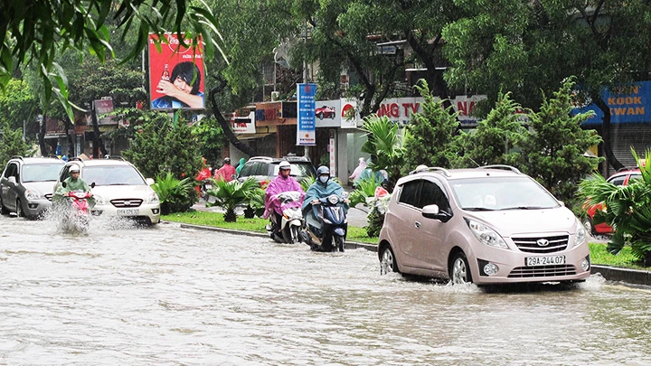 Mỗi lần mưa lớn, nhiều tuyến đường tại Hà Nội lại đối mặt tình trạng ngập úng.