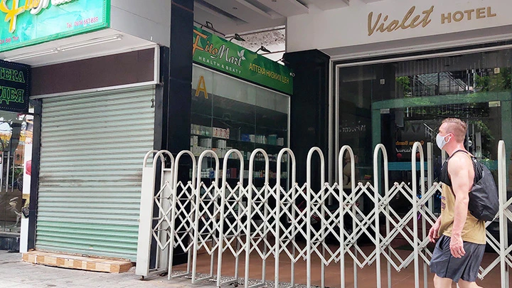 Một số khách sạn tại trung tâm TP Nha Trang đóng cửa vì vắng khách. Ảnh: KHẢI AN