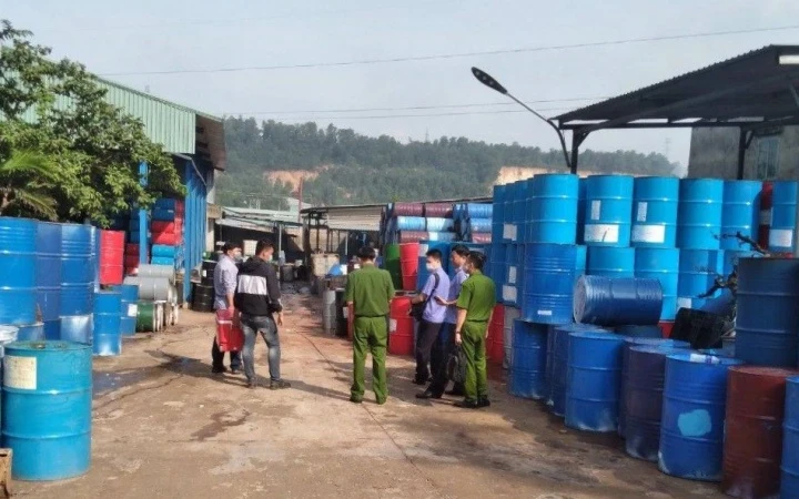 Lực lượng chức năng kiểm tra số thùng phuy nhiễm hóa chất nguy hại tại cơ sở.