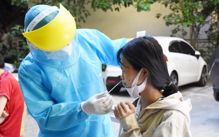 Lực lượng kiểm dịch y tế Đà Nẵng lấy mẫu xét nghiệm SARS-CoV-2 cho người dân. (Ảnh minh họa)