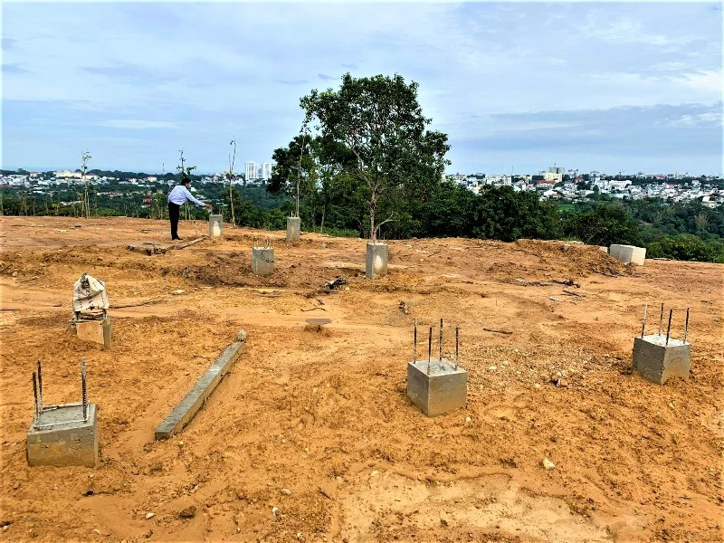 Một công trình xây dựng trái phép trong khu vực quy hoạch đất rừng cảnh quan nằm tại tổ dân phố 7 và buôn Kô Siêr, phường Tân Lập vẫn còn các trụ bê-tông. 