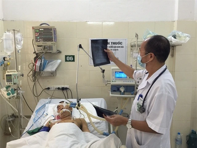 PGS, TS Đỗ Duy Cường thăm khám cho bệnh nhân điều trị tại Trung tâm bệnh nhiệt đới.