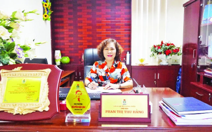 Bà Phan Thị Thu Hằng được trao tặng Giải thưởng Nguyễn Văn Linh lần thứ hai, năm 2020.