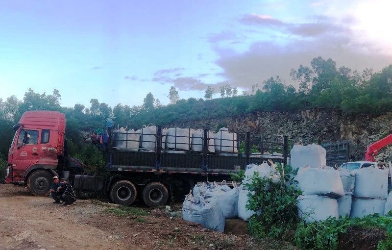 Ô-tô chở chất thải đang xuống tải ở thị trấn huyện Nông Cống bị tạm dừng.