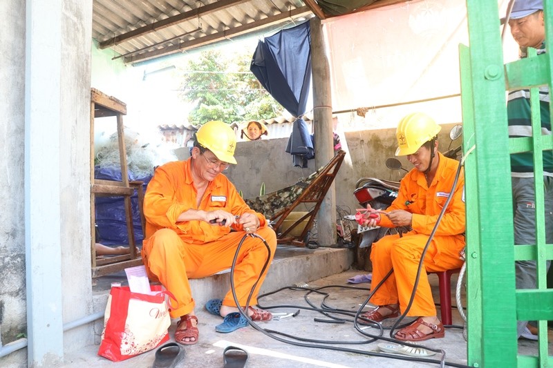 Công nhân Điện lực Bình Định đấu nối diện cho các hộ dân trên đảo Nhơn Châu, TP Quy Nhơn, Bình Định.