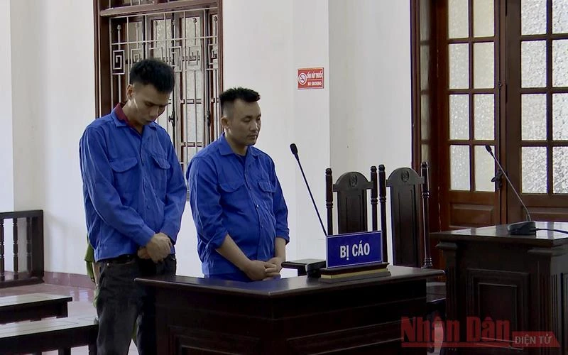 Bị cáo Lường Văn Nghị (phải) và bị cáo Nguyễn Trường Sinh (trái) tại phiên tòa.