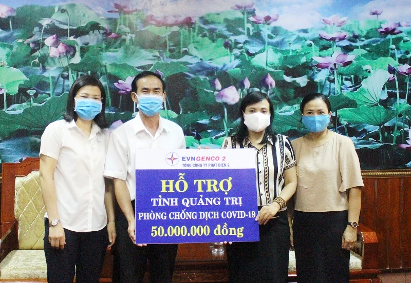 Phó Chủ tịch thường trực Ủy ban MTTQ Việt Nam tỉnh Quảng Trị Hồ Lệ Hà (bên phải) tiếp nhận ủng hộ tiền mặt của EVN Genco 2.