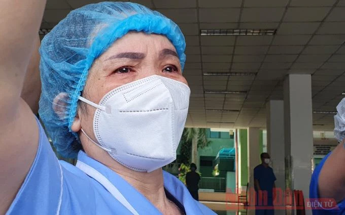 Một nhân viên của Bệnh viện Đà Nẵng bật khóc sau khi bệnh viện được dỡ bỏ cách ly