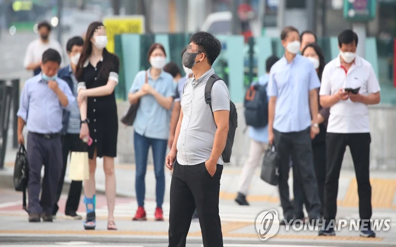 Người dân tại Seoul phải đeo khẩu trang khi đến nơi công cộng. (Ảnh: Yonhap)