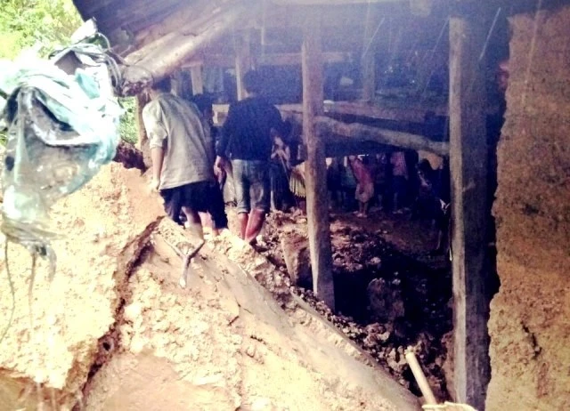 Bức tường nhà bằng đất bị ngấm nước đổ sập, khiến một người dân tử vong, ở xã Hoàng Thu Phố (Bắc Hà - Lào Cai), sáng 25-8.